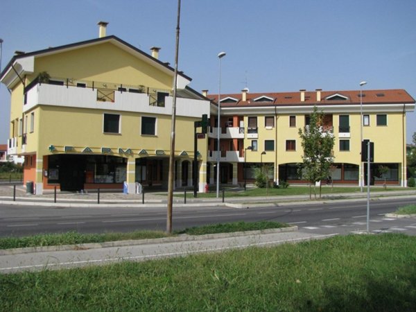 negozio in vendita a Selvazzano Dentro in zona Feriole