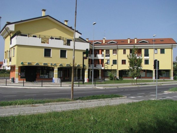 negozio in vendita a Selvazzano Dentro in zona Feriole