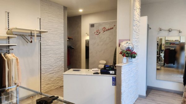negozio in vendita a Selvazzano Dentro in zona Caselle