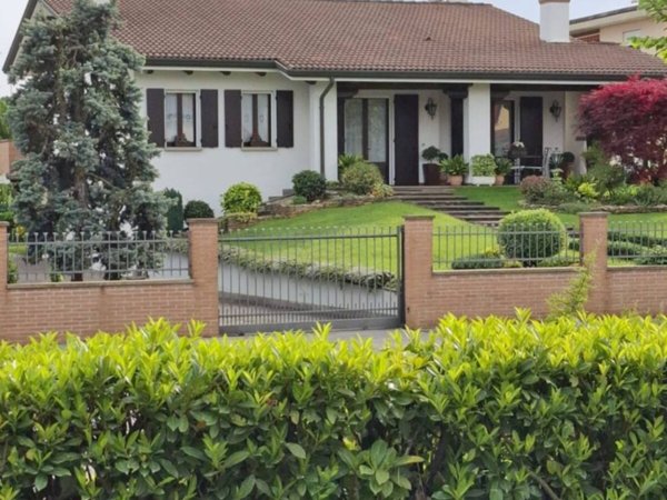 casa indipendente in vendita a Selvazzano Dentro in zona Caselle