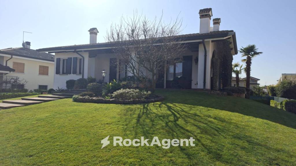 casa indipendente in vendita a Selvazzano Dentro in zona Caselle