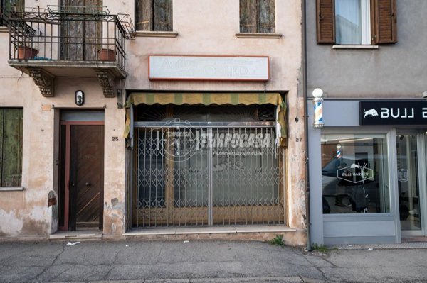 negozio in vendita a Selvazzano Dentro in zona Tencarola