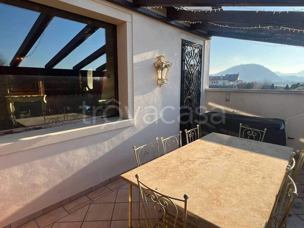 casa indipendente in vendita a Selvazzano Dentro in zona Montecchia