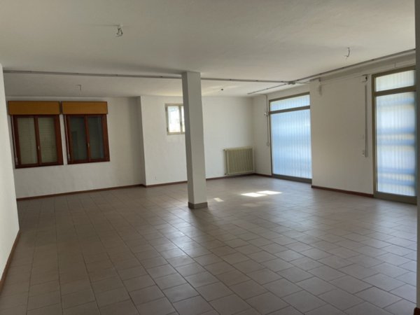 negozio in vendita a Selvazzano Dentro in zona Caselle