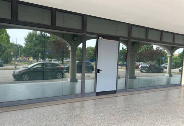 negozio in vendita a Selvazzano Dentro in zona Tencarola