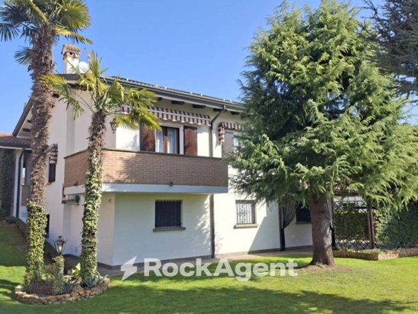 casa indipendente in vendita a Selvazzano Dentro in zona Caselle