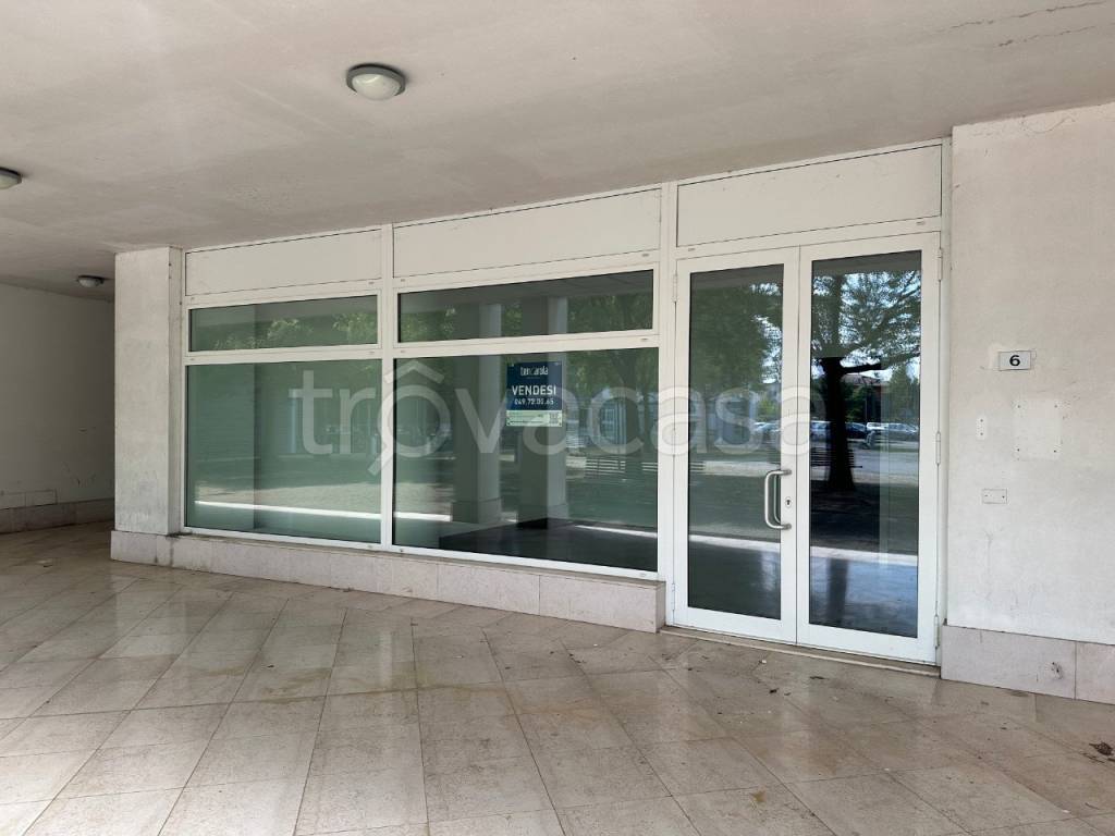negozio in vendita a Selvazzano Dentro in zona San Domenico