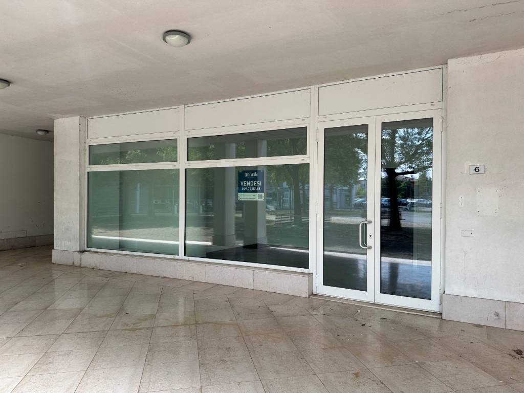 negozio in vendita a Selvazzano Dentro in zona San Domenico
