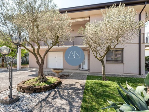 casa indipendente in vendita a Selvazzano Dentro in zona Caselle