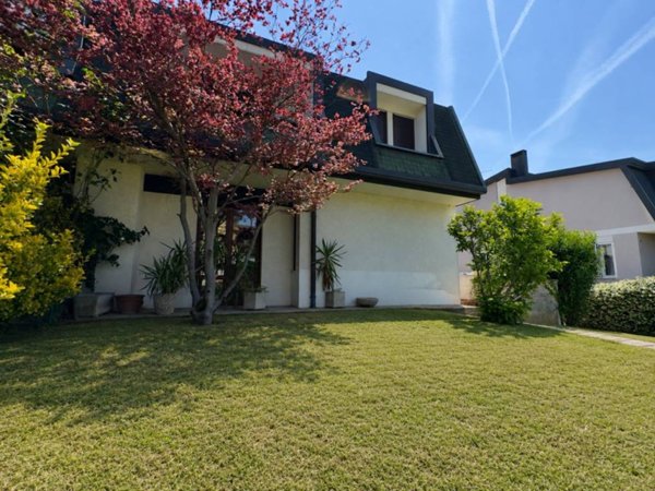 casa indipendente in vendita a Selvazzano Dentro in zona Caselle