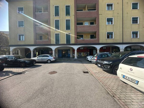 negozio in vendita a Selvazzano Dentro in zona Tencarola