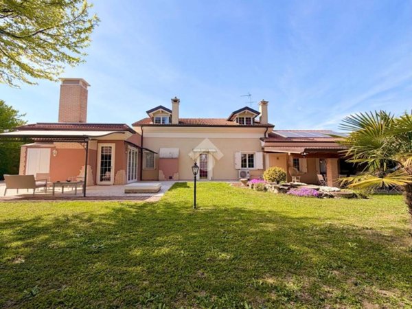 casa indipendente in vendita a Selvazzano Dentro in zona Tencarola
