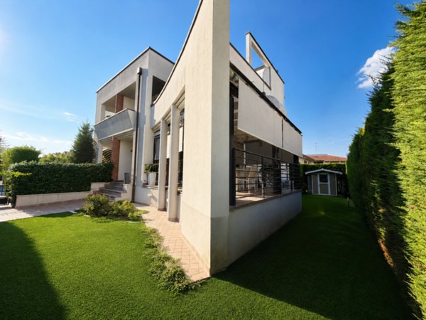casa indipendente in vendita a Selvazzano Dentro in zona Tencarola