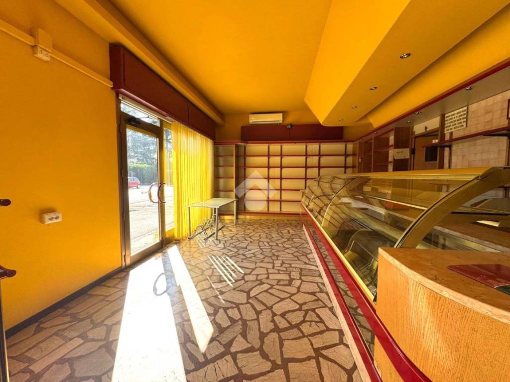 negozio in vendita a Selvazzano Dentro in zona Tencarola