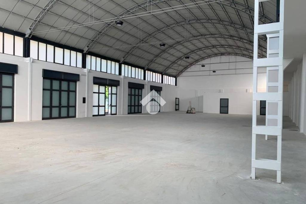 locale commerciale in vendita a Selvazzano Dentro in zona Tencarola