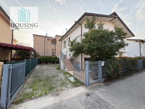 casa indipendente in vendita a Selvazzano Dentro in zona Tencarola