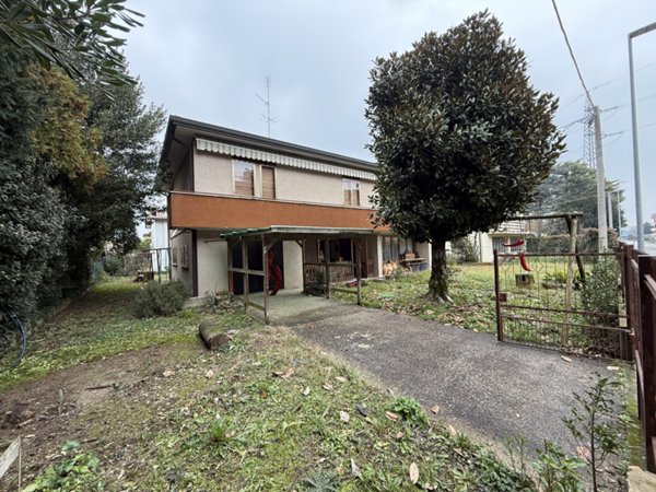 casa indipendente in vendita a Selvazzano Dentro in zona Tencarola