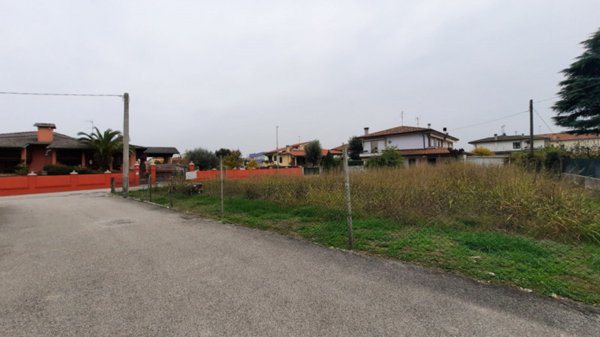terreno edificabile in vendita a Solesino
