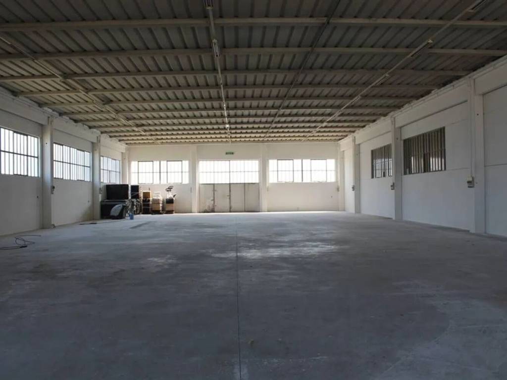 locale commerciale in vendita a Solesino