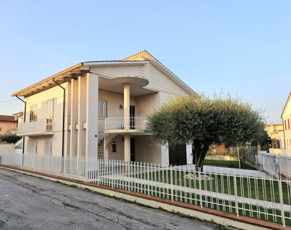 casa indipendente in vendita a Solesino