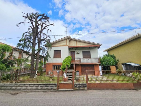 casa indipendente in vendita a Solesino
