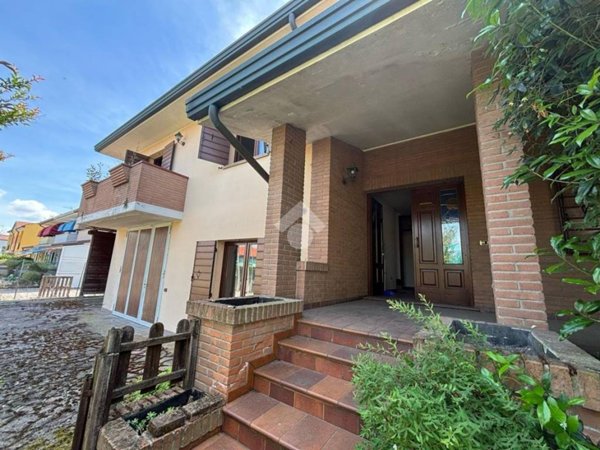 casa indipendente in vendita a Solesino