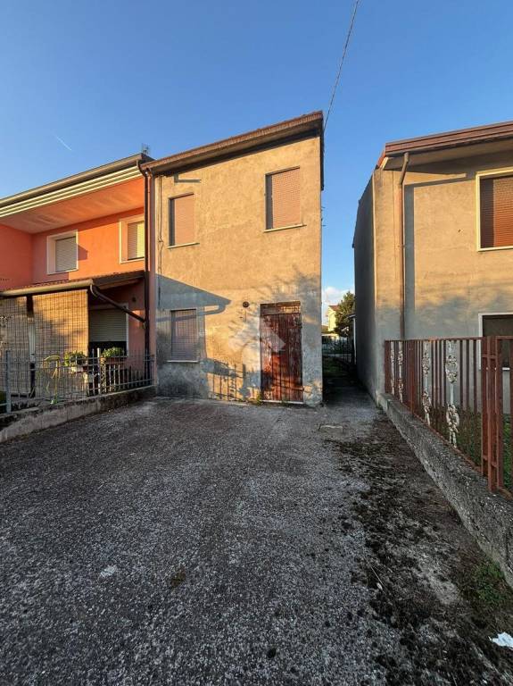 casa indipendente in vendita a Solesino