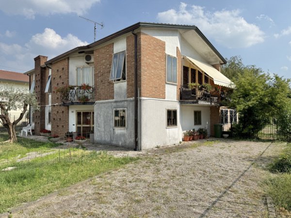 casa indipendente in vendita a Solesino