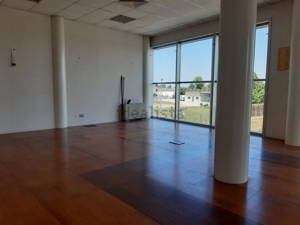 locale commerciale in vendita a Solesino