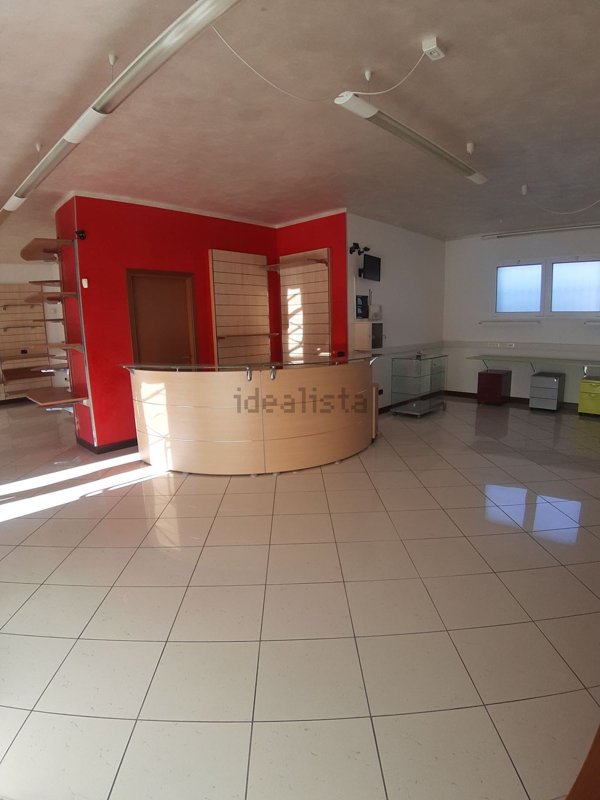 locale commerciale in vendita a Solesino