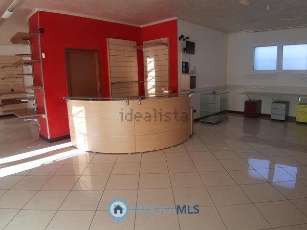 locale commerciale in vendita a Solesino