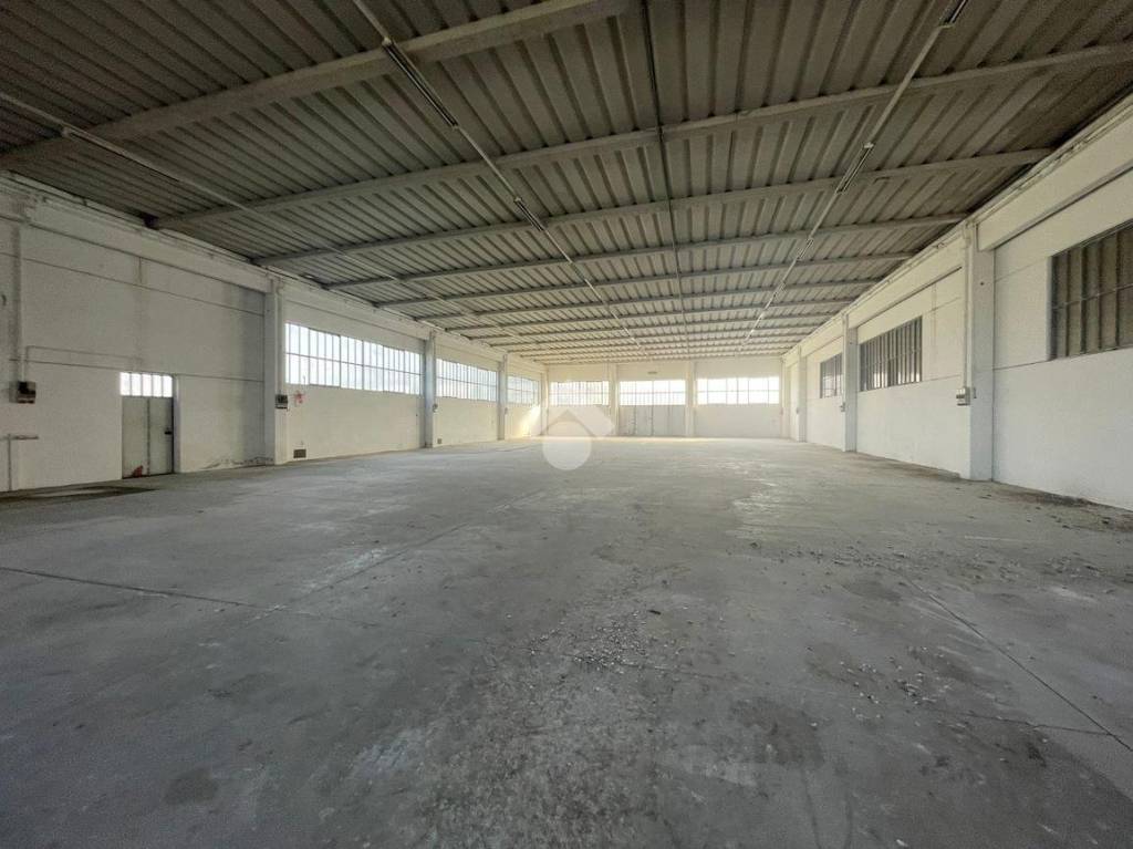 locale commerciale in vendita a Solesino