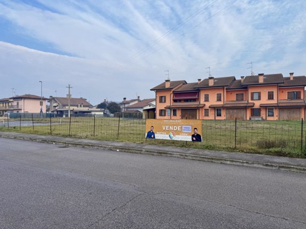 terreno edificabile in vendita a Solesino