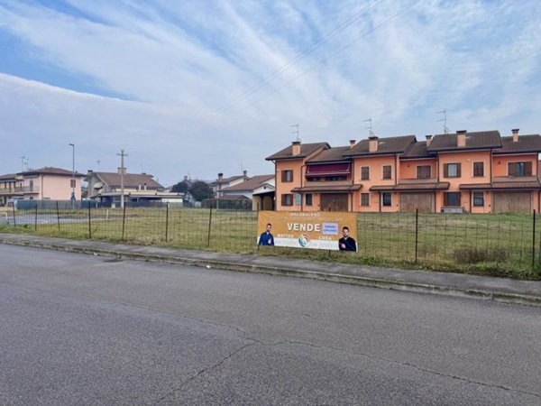 terreno edificabile in vendita a Solesino
