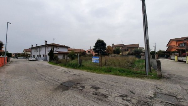 terreno edificabile in vendita a Solesino