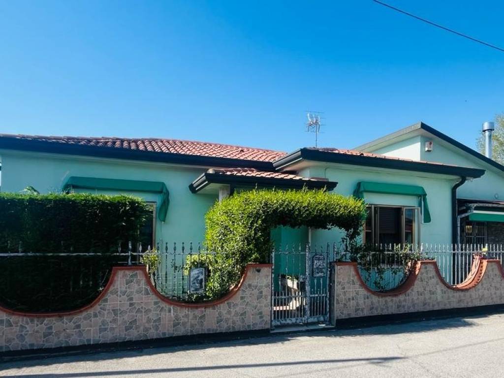 casa indipendente in vendita a Solesino