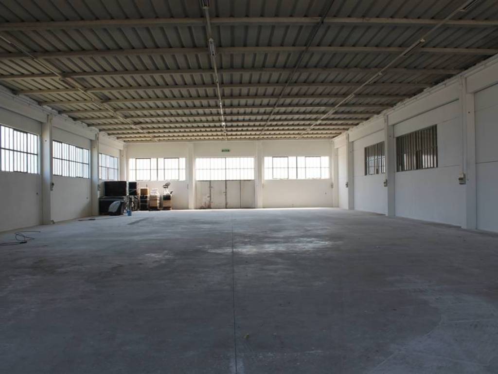 locale commerciale in vendita a Solesino
