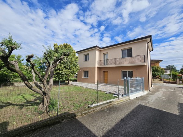 casa indipendente in vendita a Solesino