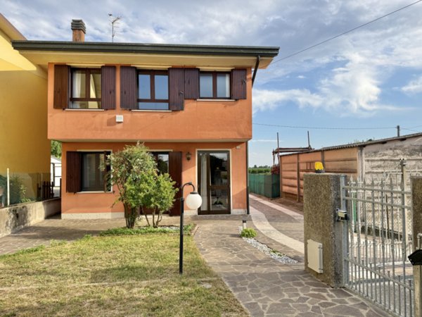 casa indipendente in vendita a Solesino