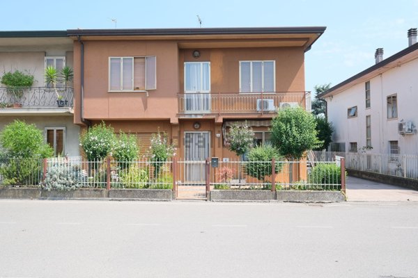 casa semindipendente in vendita a Solesino