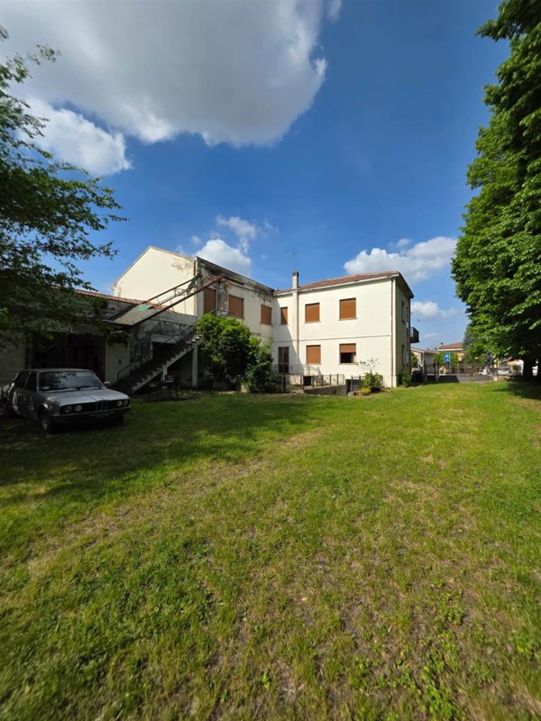 locale commerciale in vendita a Solesino