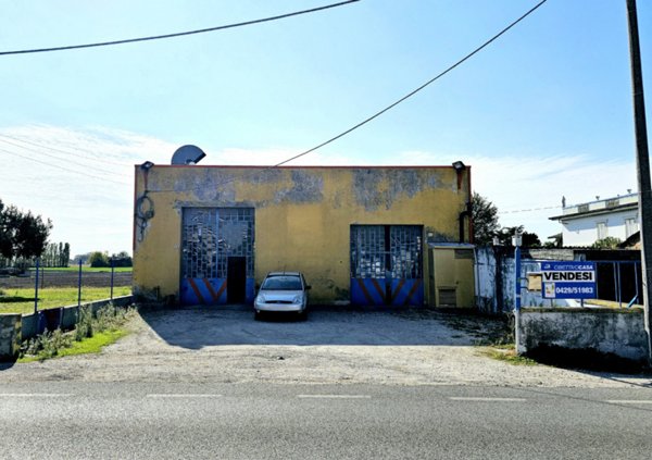 locale commerciale in vendita a Solesino