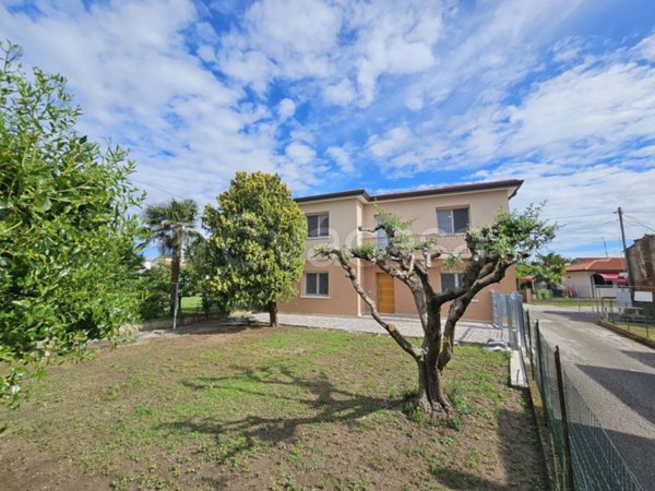 casa indipendente in vendita a Solesino