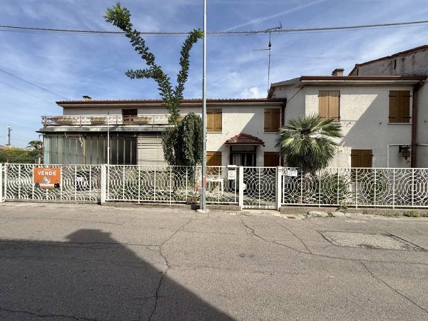 casa indipendente in vendita a Solesino