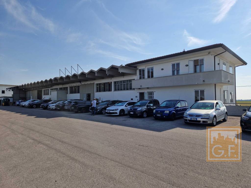 locale commerciale in vendita a Stanghella