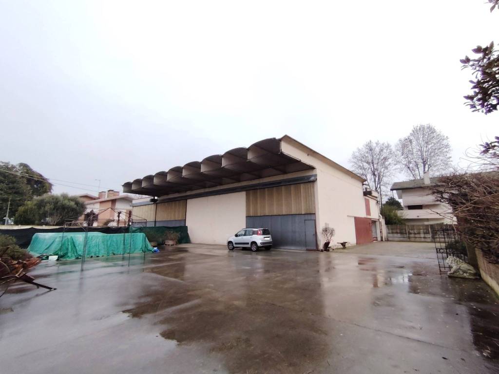 locale commerciale in vendita a Stanghella