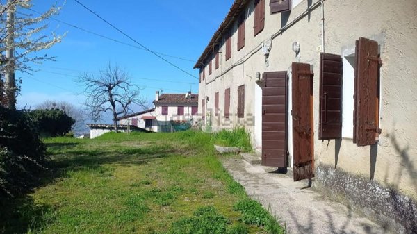 esavano in vendita a Teolo in zona Castelnuovo
