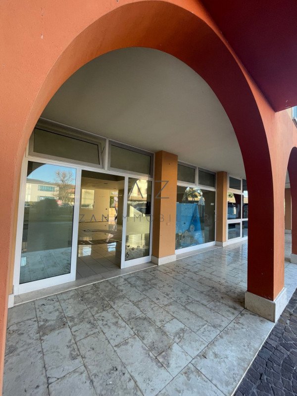 locale commerciale in vendita a Tombolo