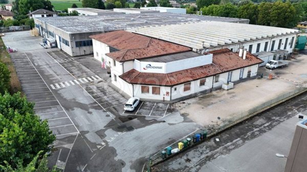 capannone in vendita a Torreglia