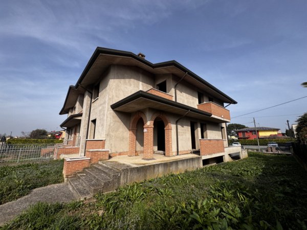 casa indipendente in vendita a Tribano